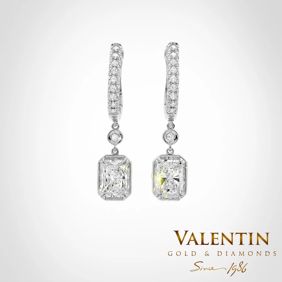 Light Radiant Gold Earrings with Halo 7638